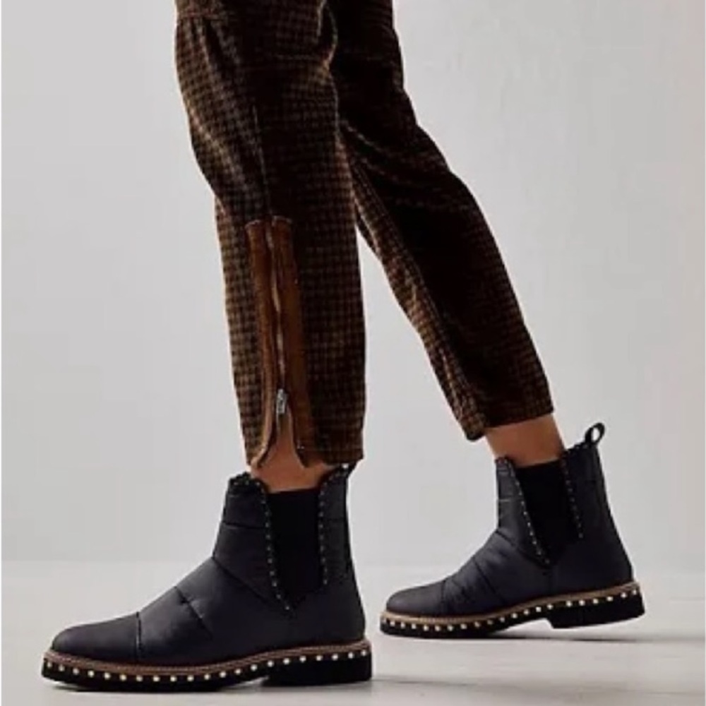 NEW Free People Women's Atlas Puffer
Chelsea Boot 7.5 NO BOX